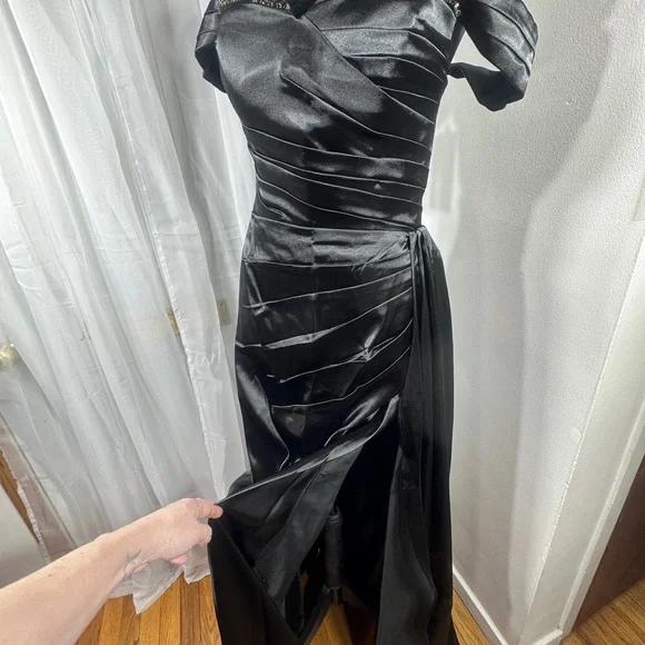 Black off the shoulder Prom Dress - Picture 5 of 9